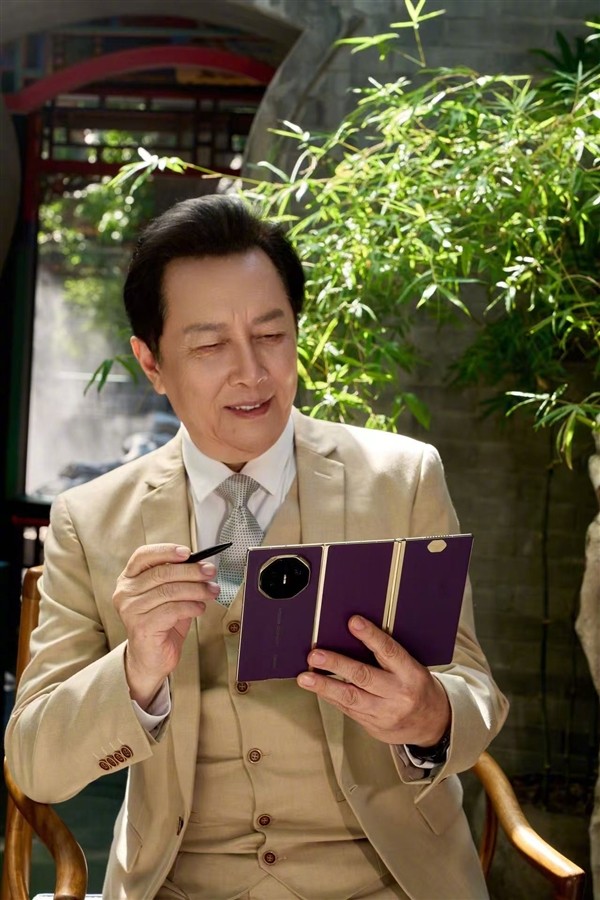 唐国强等多位明星用华为新三折叠屏批奏折 网友：对味了
