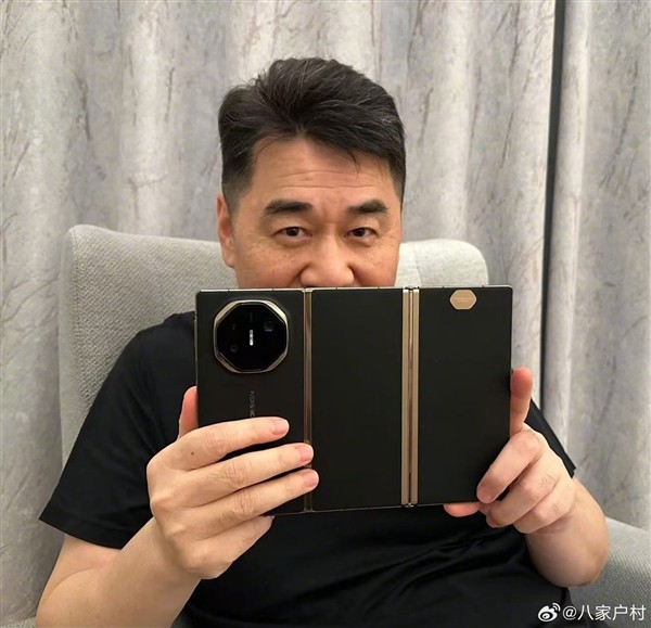 唐国强等多位明星用华为新三折叠屏批奏折 网友：对味了