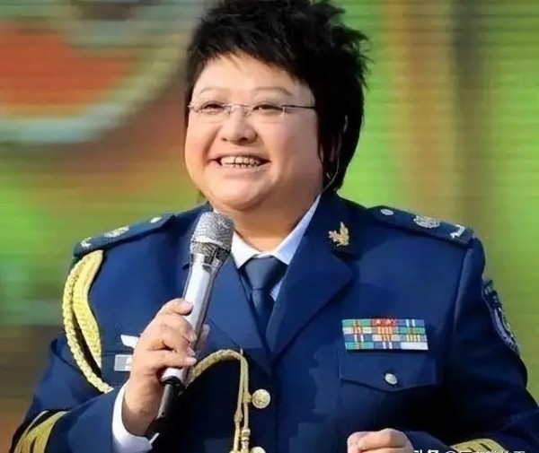 主持人问韩红：你想过要孩子吗？韩红：我要过啊，但郝蕾不给啊！