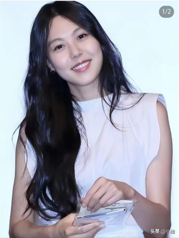 小动：金敏喜的感情史较为丰富，曾与多位艺人有过恋情，具体如下：
 
- 李政宰：2000年，金敏喜与李政宰因合演《纯爱谱》相识，2003年陷入热恋。两人恋情高调，李政宰称金敏喜是“真命天女”。但这段恋情在2006年结束。
 
- 李秀赫：金敏喜与小她6岁的男模李秀赫恋爱，不过最终也以分手告终。
