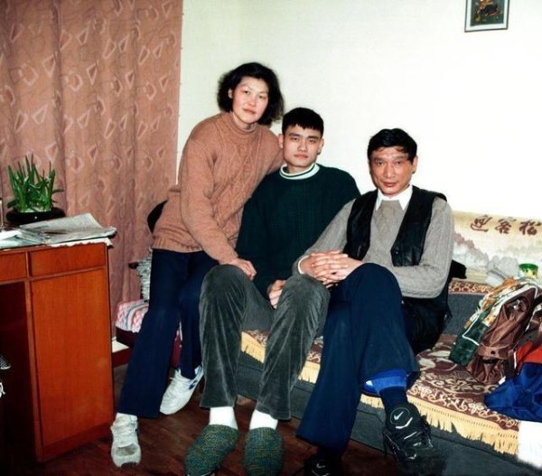 姚明为什么会这么高？爷爷身高2米03，母亲曾是中国女篮队长