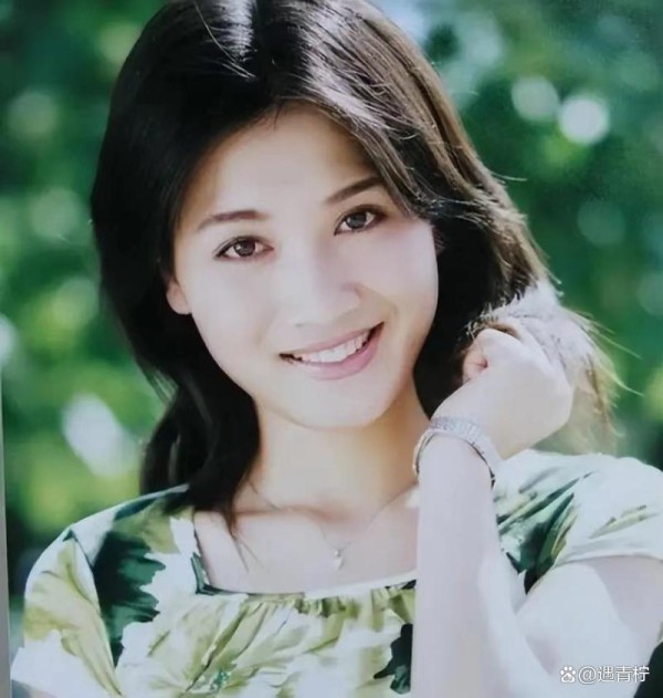 她45岁重返年轻，和女儿相依为命，只字不提前夫侯勇！