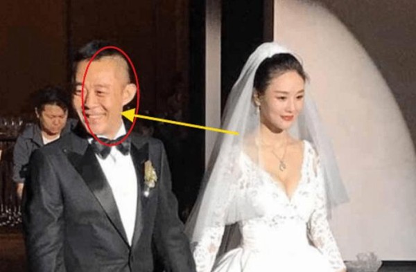 国家一级演员只要“父女恋”，53岁娶90后娇妻，仍然在努力生儿子