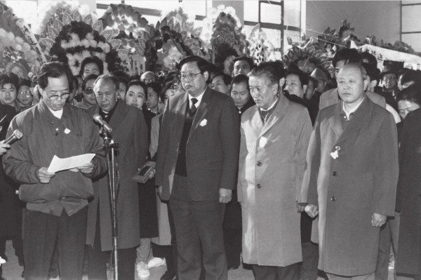 路遥离世时有多孤寂？临终前骂弟弟忘恩负义，葬礼上女儿掀开棺盖