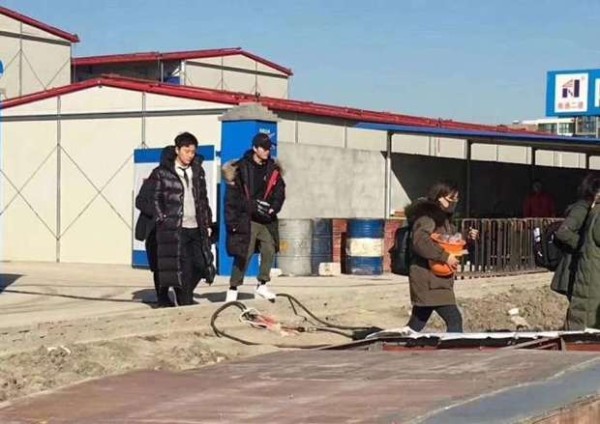 贾乃亮现身建筑工地拍戏 状态低迷惹人心疼