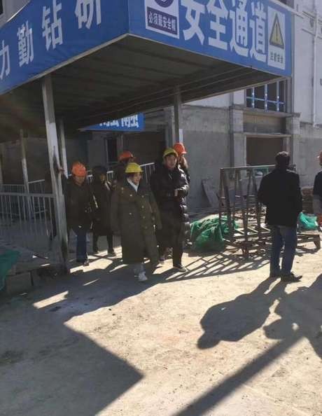 贾乃亮现身建筑工地拍戏 状态低迷惹人心疼