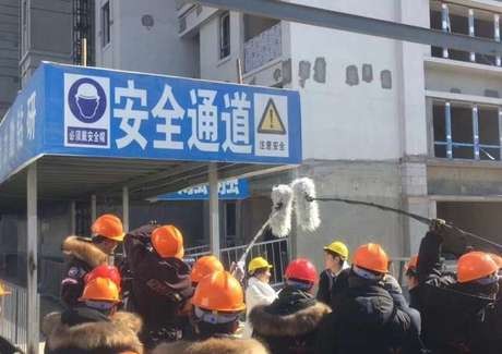 贾乃亮现身建筑工地拍戏 状态低迷惹人心疼