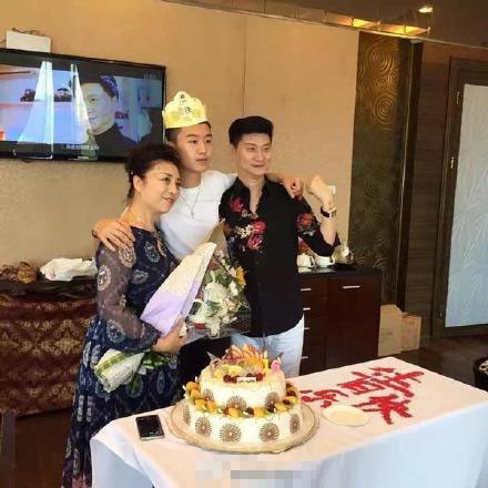 网传范冰冰弟弟范丞丞乃洪金宝儿子系谣言 范冰冰范丞丞对比照（2）