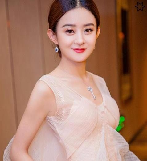 当女星碰上女网红，赵丽颖可爱，奶茶妹妹清纯，差距一目了然