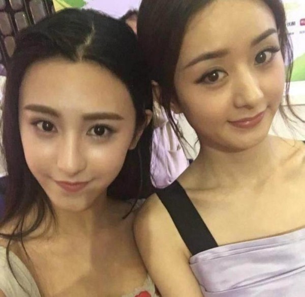 当女星碰上女网红，赵丽颖可爱，奶茶妹妹清纯，差距一目了然
