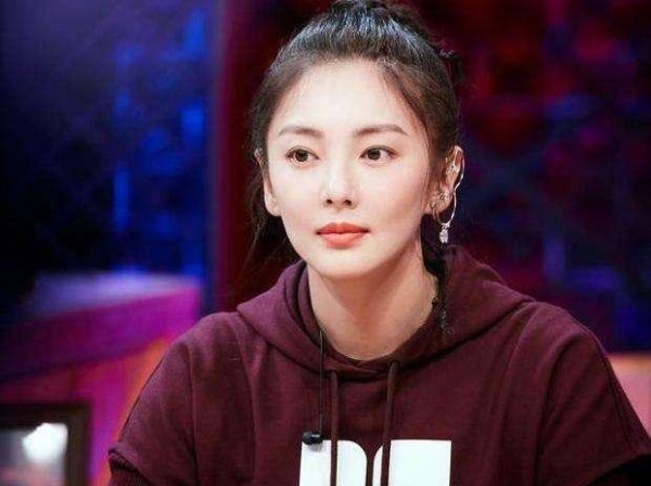 当女星碰上女网红，赵丽颖可爱，奶茶妹妹清纯，差距一目了然