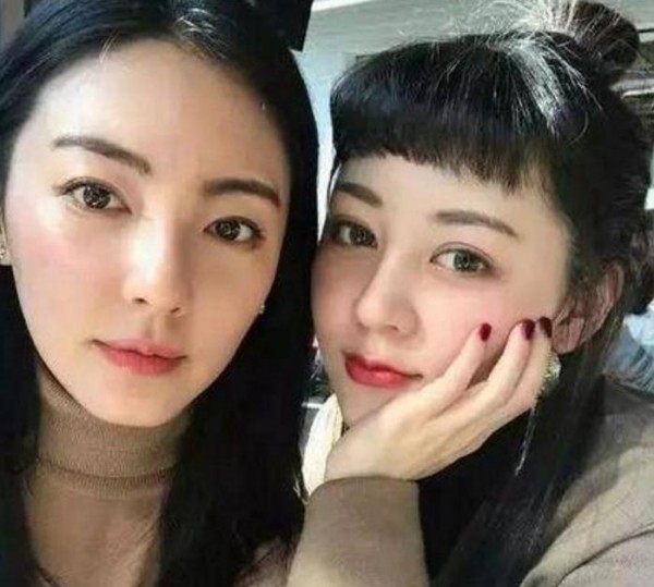 当女星碰上女网红，赵丽颖可爱，奶茶妹妹清纯，差距一目了然