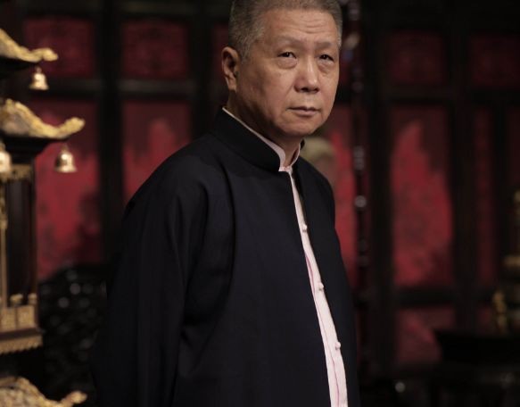 不是娱乐圈的人，却备受明星们尊重，吴京的称呼泄露他背后势力