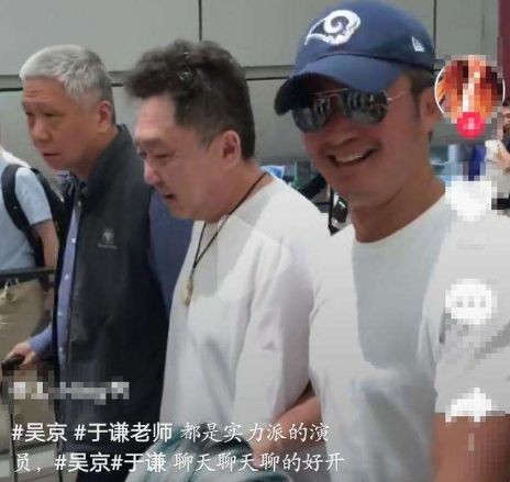 不是娱乐圈的人，却备受明星们尊重，吴京的称呼泄露他背后势力