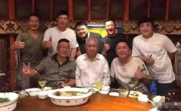 不是娱乐圈的人，却备受明星们尊重，吴京的称呼泄露他背后势力