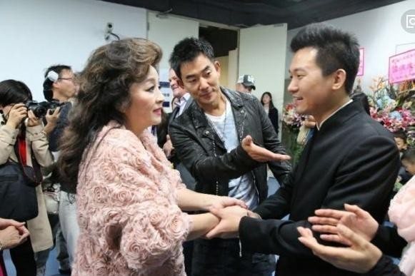 春晚都为她破例，为中国国籍和丈夫离婚，周润发曾说要为她养老