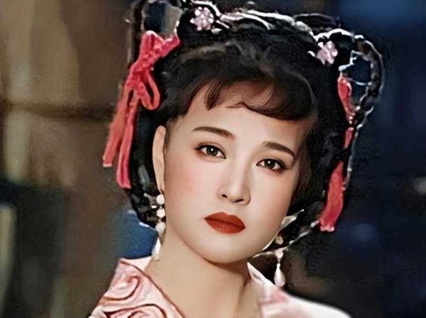 一把年纪还装嫩的女明星，刘晓庆不算啥，这两位真不顾观众死活