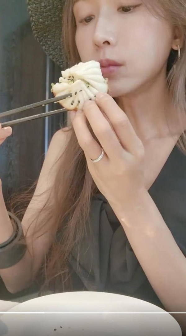 看50岁林志玲吃包子，才知道为啥她身材这么好，黑泽好福气