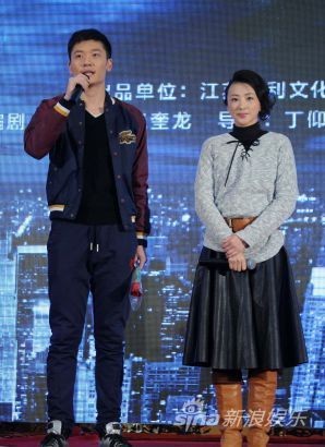 （左起）孙嘉麟与林静台上讲话