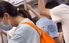 这是几天前，发生在北京地铁10号线，劲松站的真实一幕：