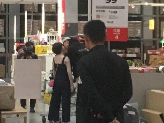 于小彤陈小云炒作恋情？自带摄影师和打光板，当众亲吻毫不避讳
