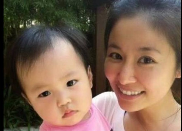 林心如携女儿逛游乐园，小海豚真面曝光，网友直呼太像妈妈！