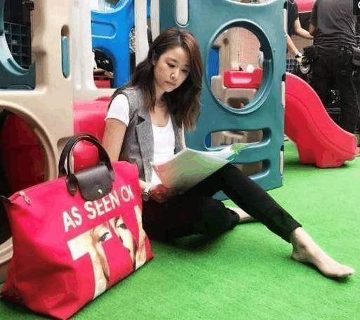 林心如携女儿逛游乐园，小海豚真面曝光，网友直呼太像妈妈！