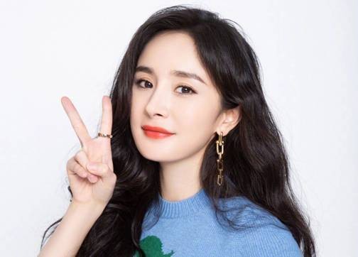 杨幂片场被偷拍差点走光，肖战上厕所也被拍，恶意拍摄何时能停？