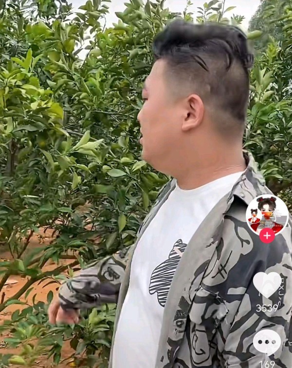 全红婵哥哥给游客介绍！游客孩子吃美了：红婵姐姐家橙子太甜了