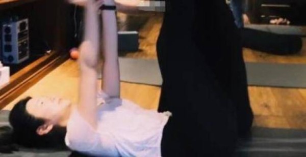 陈妍希带娃做瑜伽，托举儿子毫不费力，素颜出镜38岁少女感十足