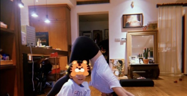 陈妍希做亲子瑜伽，将儿子高高托举，小星星模仿妈妈动作互动有爱
