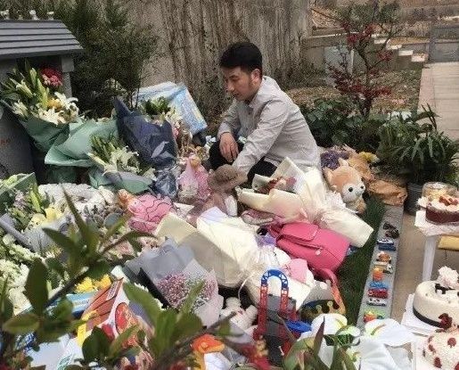 林生斌写青春伤痛文学，否认有4岁儿子，现任晒牛排龙虾大餐