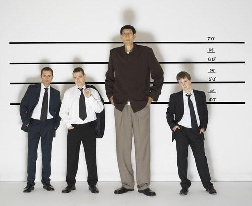 身高2米36的“巨人”，娇妻比他小28岁，如今生活让人羡慕！