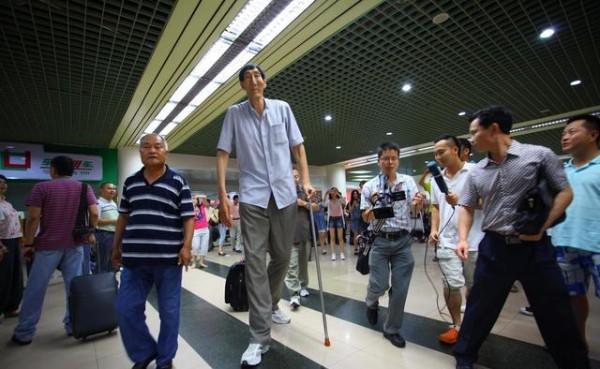 身高2米36的“巨人”，娇妻比他小28岁，如今生活让人羡慕！