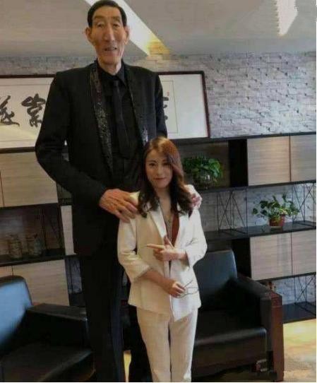 2米36鲍喜顺近况：娶小28岁妻子，如今儿子1米6，仍想要二胎！