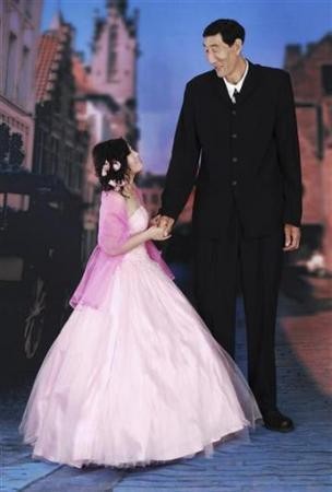 2米36鲍喜顺近况：娶小28岁妻子，如今儿子1米6，仍想要二胎！