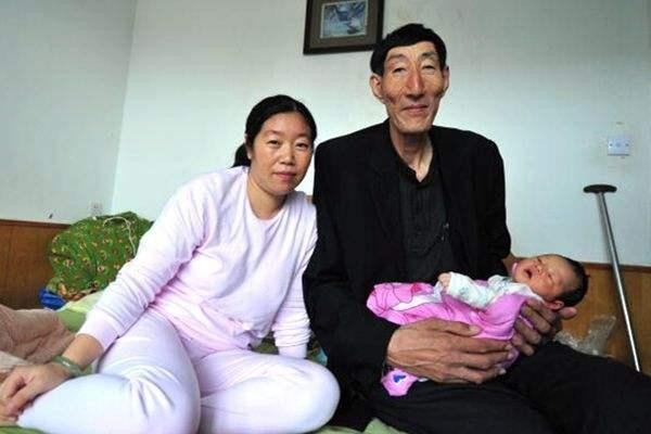 2米36鲍喜顺近况：娶小28岁妻子，如今儿子1米6，仍想要二胎！