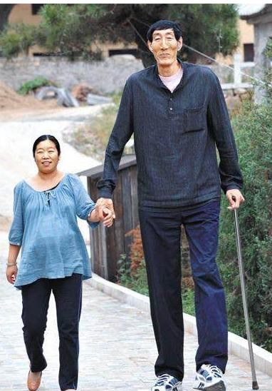 身高2米36的“巨人”，娇妻比他小28岁，如今生活让人羡慕！