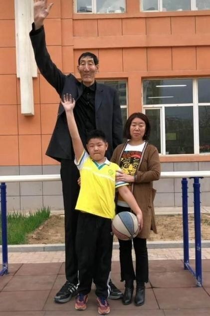 2米36鲍喜顺近况：娶小28岁妻子，如今儿子1米6，仍想要二胎！