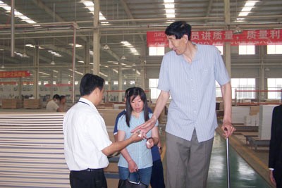 “世界第一高人”鲍喜顺选婚床