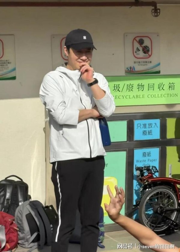 58岁黎明近照曝光，低调参加女儿校运会，女儿侧脸曝光和爸爸很像