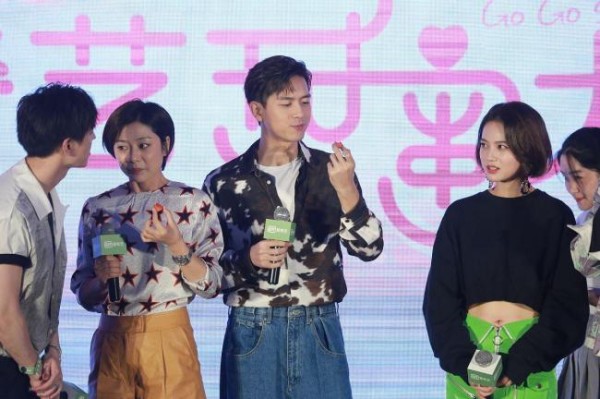 李一桐米兰偶遇李现 跨国相遇引热议