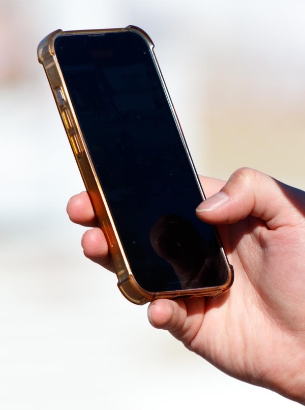 明星手机江湖变局：当iPhone从神坛滑向“只是工具”