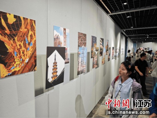 “后浪”青年摄影人才培训成果展在南京开幕