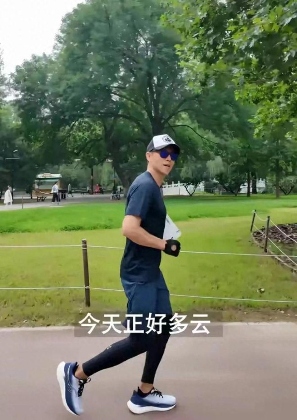 夏雨公园跑步锻炼，展显好身材，画画的功底深厚，令人佩服