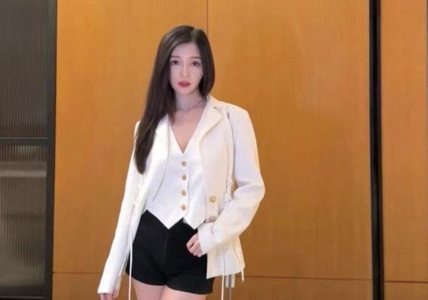 晓雪怎么是李现女朋友呢？网红晓雪多大了真名个人资料图片