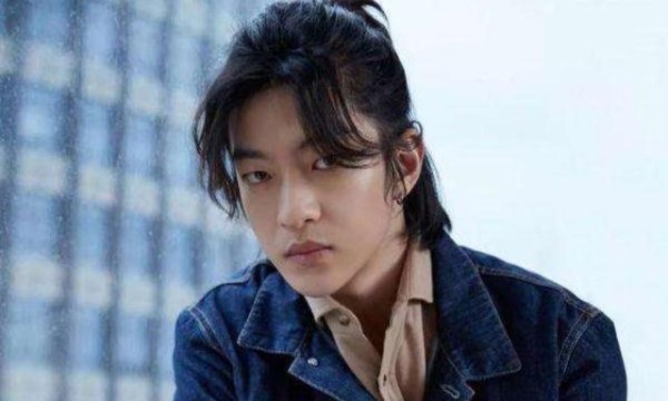 走红后发文暗骂吴京，与粉丝传出不正当关系，屈楚萧终于身败名裂