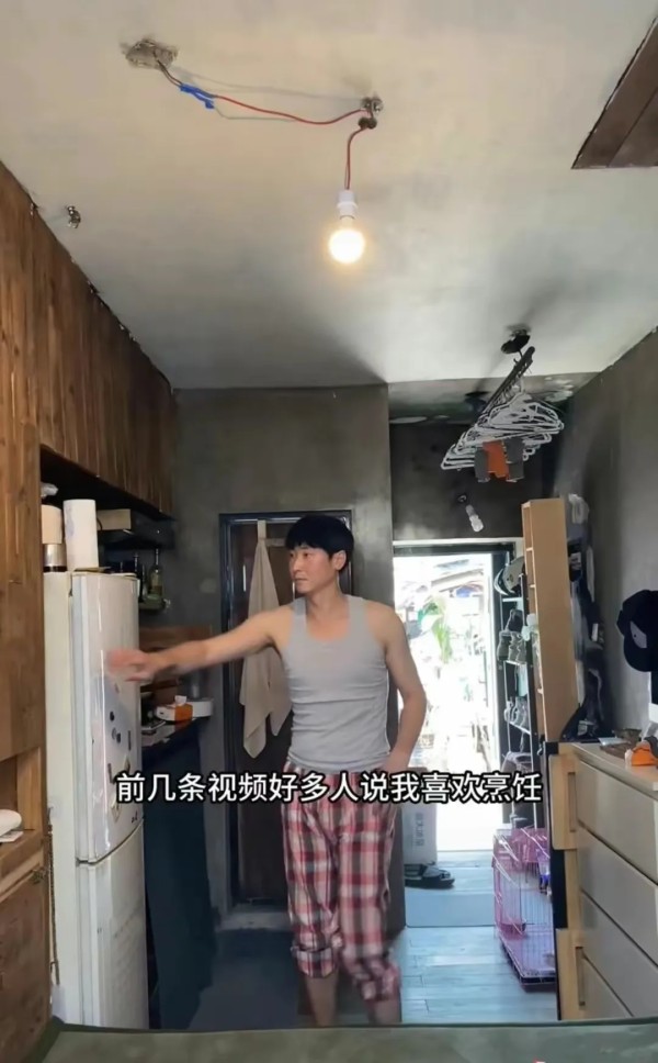 客家人讲故事：37岁男演员自爆存款仅为5位数，住10平米无空调房，上大号，得去外面的公次所，身穿20元的衣服！你相信吗？

6月16日，男演员周瑞在社交账号上晒出视频，分享自己北漂当明星的日常生活，

演员这个职业光鲜亮丽下的艰辛令网友们感慨万分。我觉得没啥好感慨的，是网友太矫情而已，再正常不过了

做演员的就一定很有钱吗？就是大款吗？除非是做一线大牌演员，不然收入也是少得可怜！

像周星驰小有名...