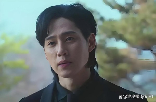 17年龙套熬成顶流！朴成焄的逆袭，打了多少“一夜爆红”的脸？