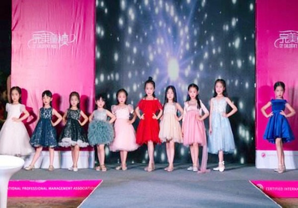 为啥“小明星”越来越多？父母“啃小”行径遭网友诟病，很现实
